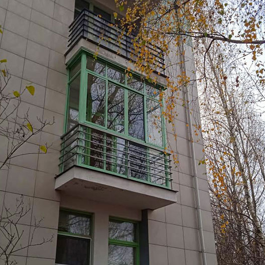 Остекленный балкон вид с улицы